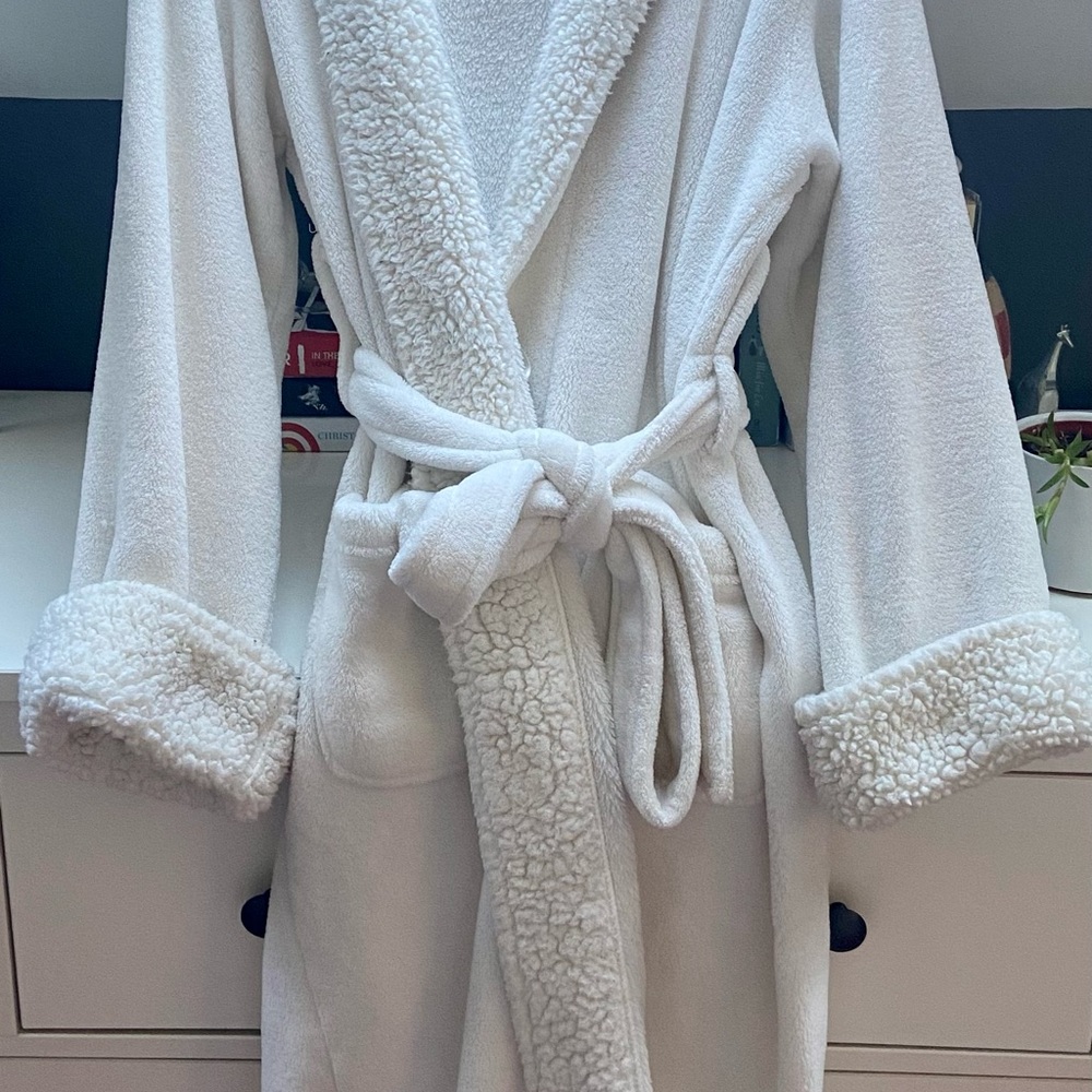 Pottery barn bathrobe.size M. Off-white